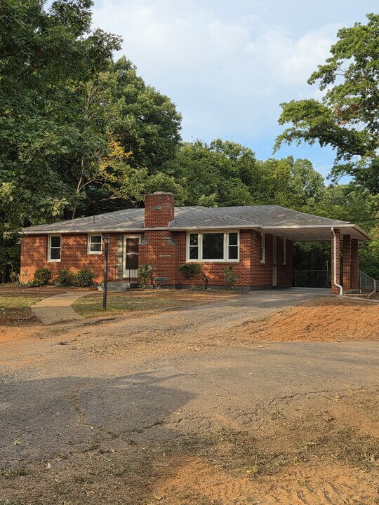 331 Amelon Rd in Madison Heights, VA - Building Photo