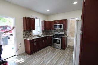 211-C S Franklin St in Hempstead, NY - Building Photo - Building Photo