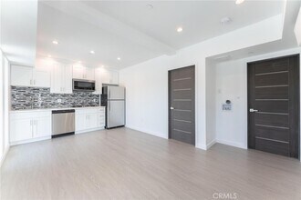 6843 Haskell Ave in Los Angeles, CA - Building Photo - Building Photo