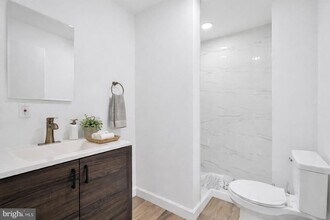 2040 Frankford Ave, Unit 2ND FL REAR in Philadelphia, PA - Foto de edificio - Building Photo