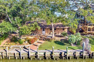 50 Lazy Ln in Kemah, TX - Building Photo