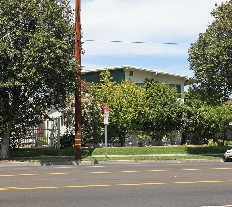 17939 Roscoe Blvd in Northridge, CA - Building Photo