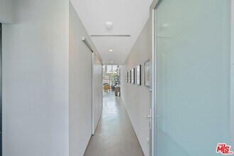 611 N Bronson Ave in Los Angeles, CA - Building Photo - Building Photo