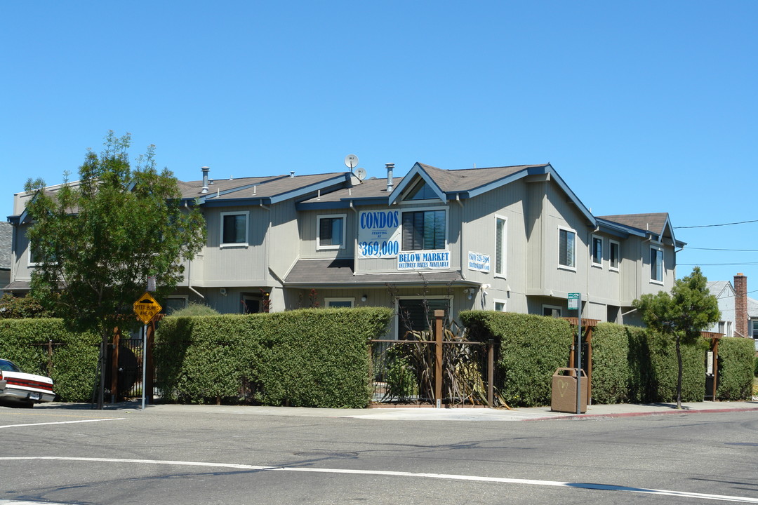 5901-5905 Shattuck Ave in Oakland, CA - Building Photo