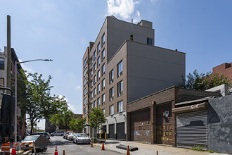 885 Grand St in Brooklyn, NY - Foto de edificio - Building Photo