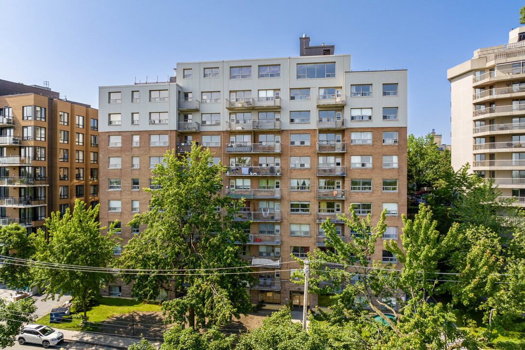 Hensall Ontario Northcrest Apartments in Montréal, QC - Building Photo