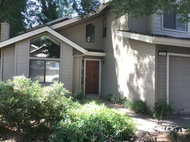 2082 University Park Dr in Sacramento, CA - Building Photo - Building Photo