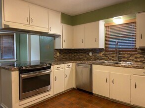 10514 Haddington Dr in Houston, TX - Building Photo - Building Photo