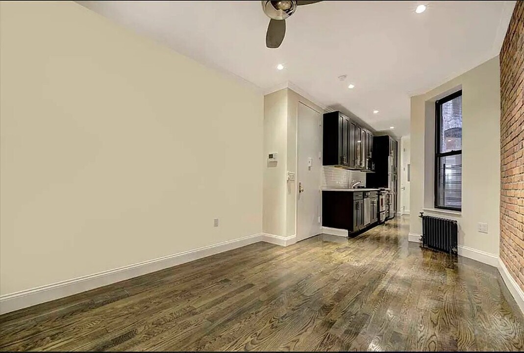 313 E 92nd St in New York, NY - Building Photo