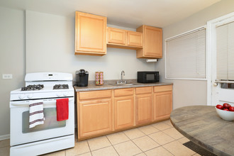 Central Park Apartments & Townhomes in Park Forest, IL - Building Photo - Interior Photo