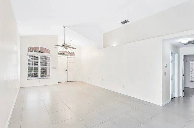 13625 Admiral Ct in Ft. Myers, FL - Building Photo - Building Photo