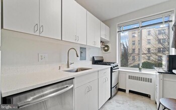 4100 W St NW in Washington, DC - Foto de edificio - Building Photo