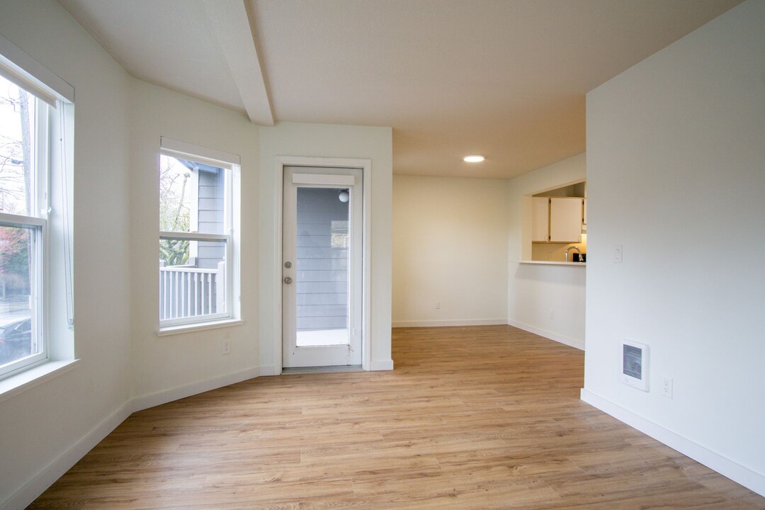 236 SW Meade St in Portland, OR - Foto de edificio