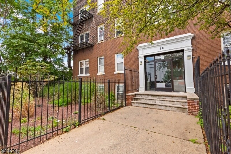16 Irving St-Unit -G1 in Newark, NJ - Foto de edificio