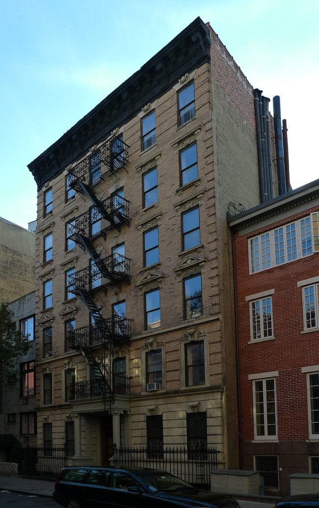 12 Charles St in New York, NY - Building Photo - Building Photo