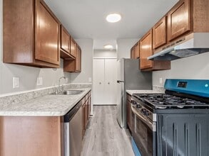 Glenwood Apartments in Clinton Township, MI - Foto de edificio - Building Photo