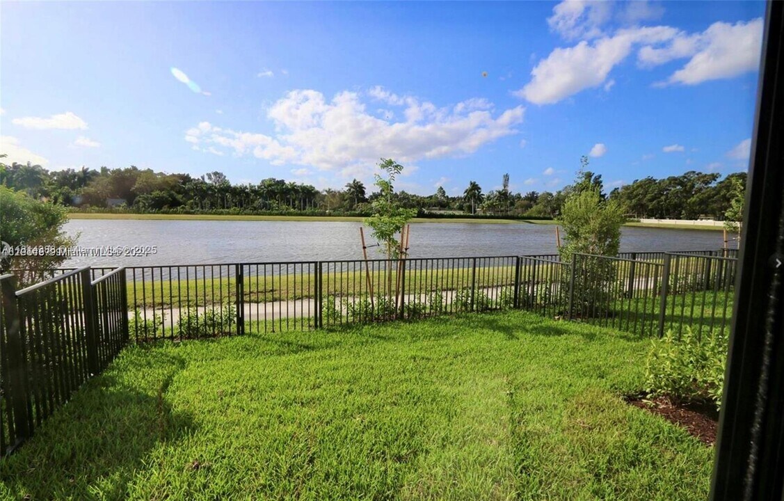 5938 Mustang Manor in Davie, FL - Building Photo