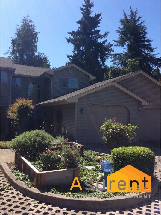 1106 E 11th St in Medford, OR - Building Photo