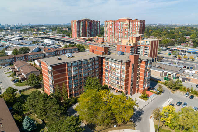 Gus Harris Place in Toronto, ON - Building Photo - Building Photo