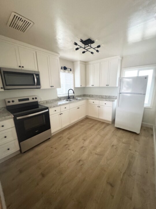 708 Burke Ave in Modesto, CA - Foto de edificio