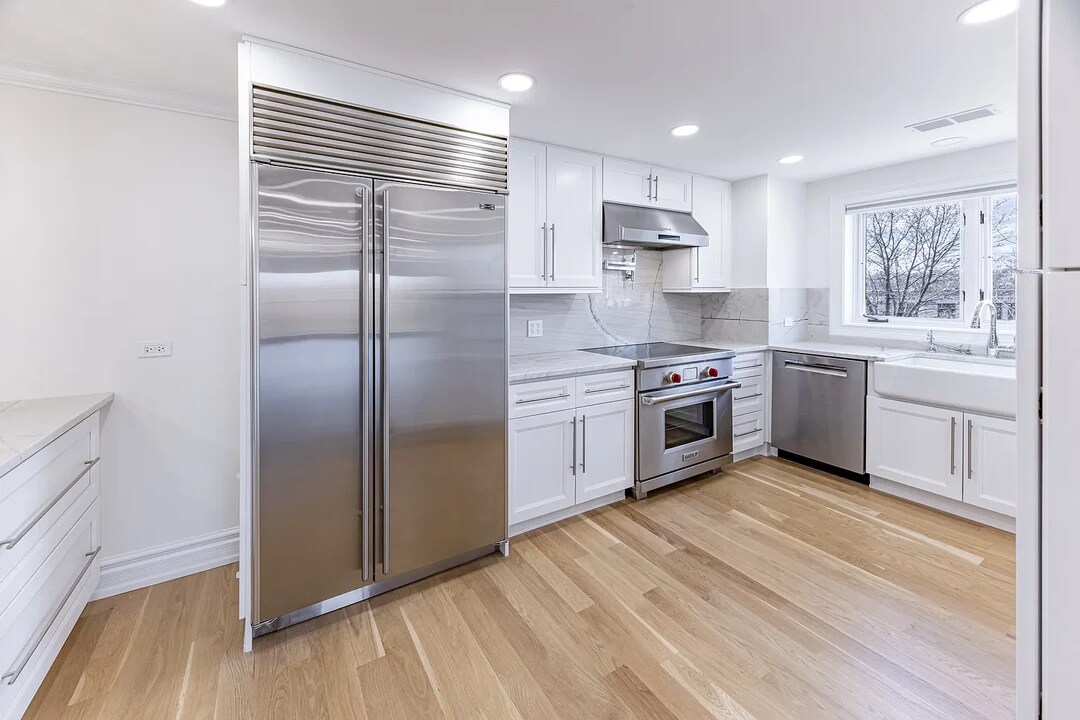 2086 Saint Johns Ave, Unit 307 in Highland Park, IL - Building Photo