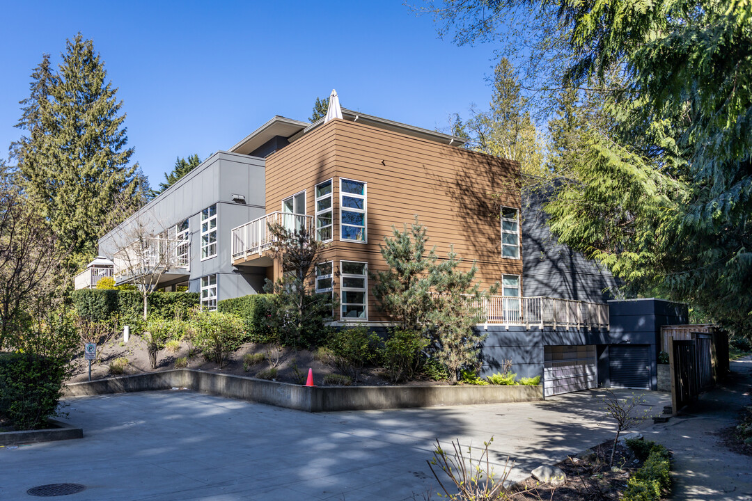 Canyon Park in North Vancouver, BC - Building Photo