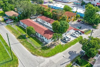 159-165 NE 56th St in Miami, FL - Building Photo - Building Photo