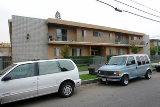 Willis Ave. Apartments in Panorama City, CA - Building Photo - Building Photo