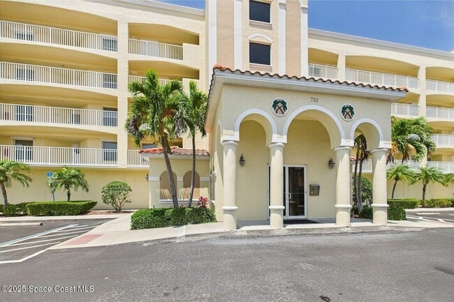 732 Bayside Dr, Unit 304 in Cape Canaveral, FL - Foto de edificio - Building Photo