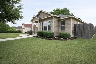 250 7th St in Hempstead, TX - Foto de edificio - Building Photo