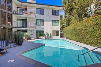 8430 De Longpre in West Hollywood, CA - Building Photo - Building Photo