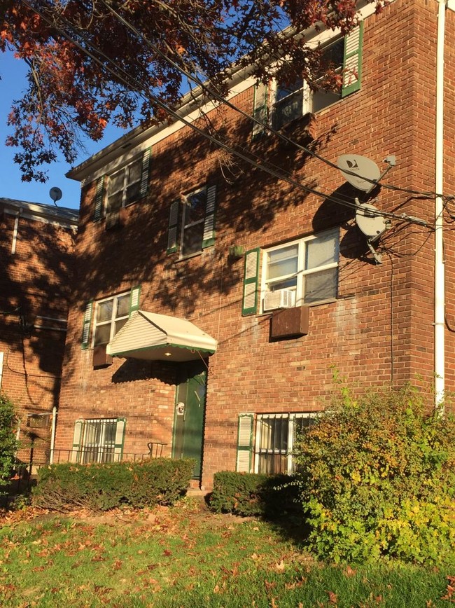 Eastern Parkway Apartments in Irvington, NJ - Building Photo - Building Photo