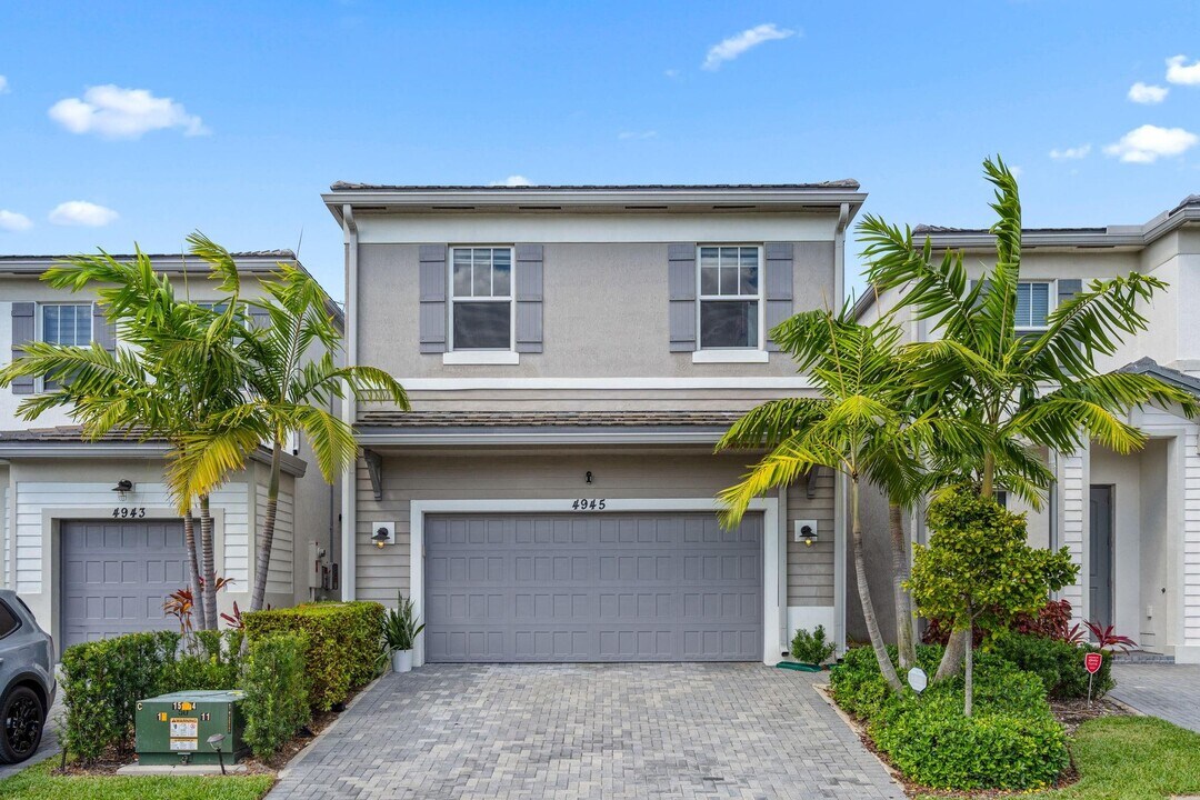 4945 NW 48th Ter in Tamarac, FL - Building Photo