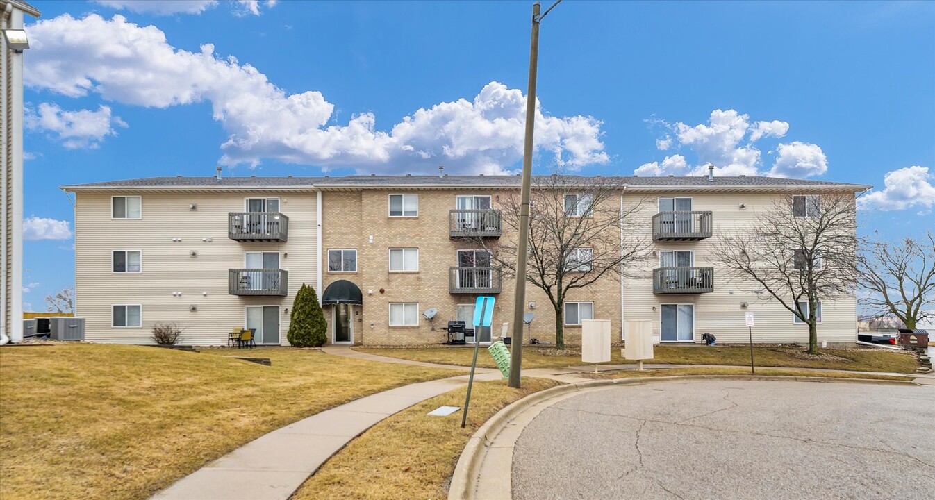 Rainbow Circle Apartments in Bloomington, IL - Building Photo