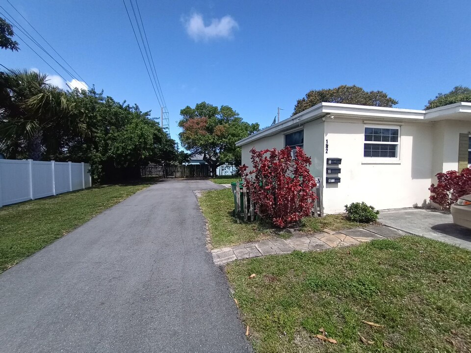 182 W 34th St in West Palm Beach, FL - Building Photo