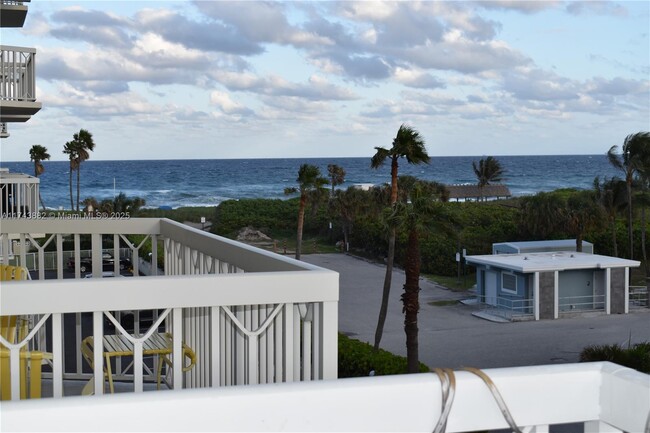 125 S Ocean Ave in Palm Beach Shores, FL - Foto de edificio - Building Photo