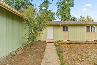 1910 W Harrison Ave in Cottage Grove, OR - Building Photo - Building Photo