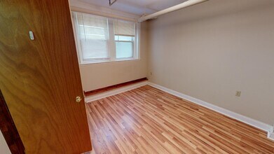 22 Harris St, Unit 1 in Brookline, MA - Foto de edificio - Building Photo