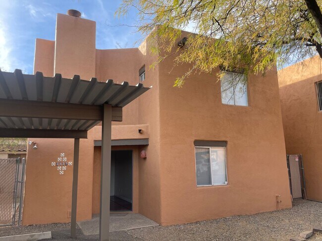 Glenn St Casitas in Tucson, AZ - Building Photo - Interior Photo