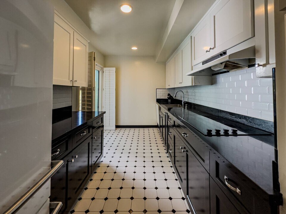 7560 Hollywood Blvd in Los Angeles, CA - Building Photo