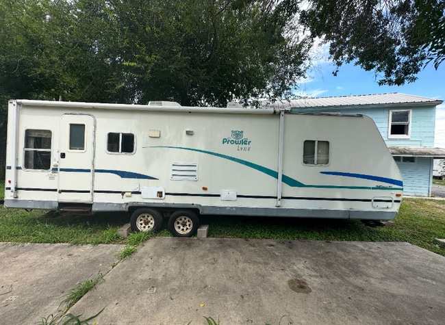 613 N Eye St in Harlingen, TX - Foto de edificio - Building Photo