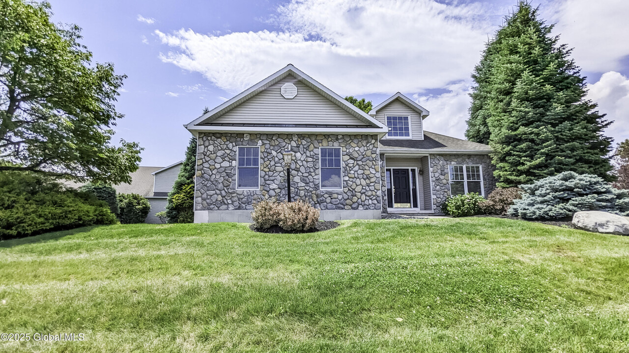 15 Cheshire Way in Colonie, NY - Building Photo