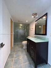 20500 W Country Club Dr in Miami, FL - Building Photo - Building Photo
