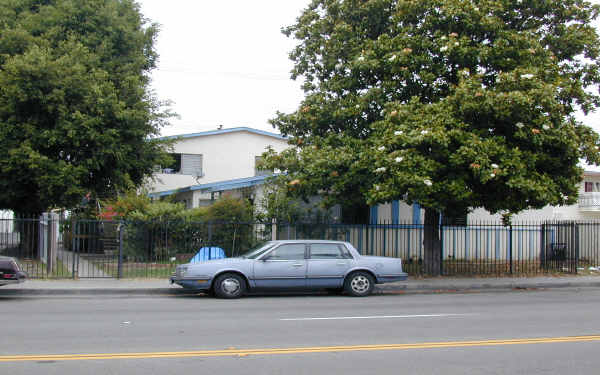 425 W Valencia Dr in Fullerton, CA - Building Photo