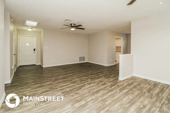 1102 E Normandy Blvd in Deltona, FL - Foto de edificio - Building Photo