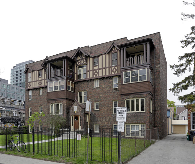 10 Beaconsfield Ave in Toronto, ON - Building Photo - Primary Photo