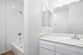 Ocean View Terrace Apartments in Oceanside, CA - Building Photo - Interior Photo
