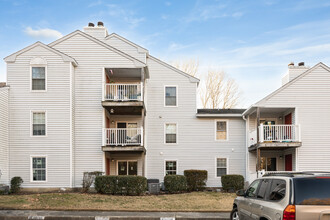 Great Neck Landing Condominium in Virginia Beach, VA - Building Photo - Building Photo