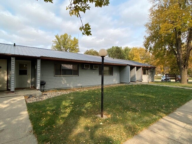 Deuel Manor Apartments - Astoria in Astoria, SD - Foto de edificio - Building Photo