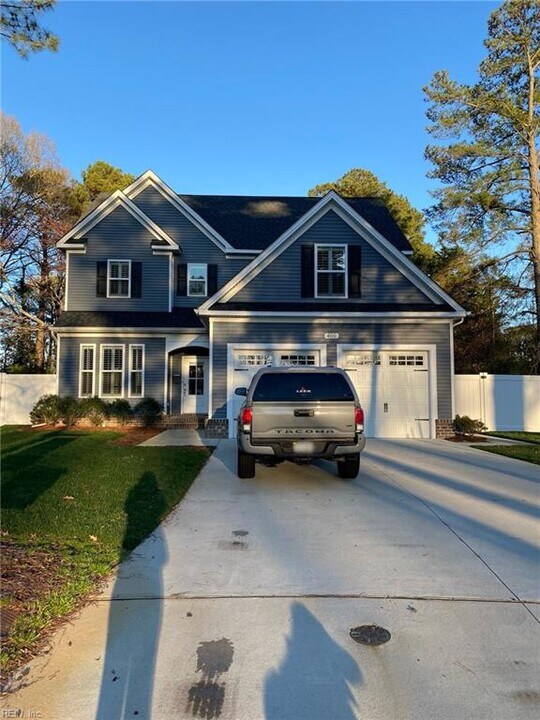 400 Canterbury Rd in Virginia Beach, VA - Foto de edificio